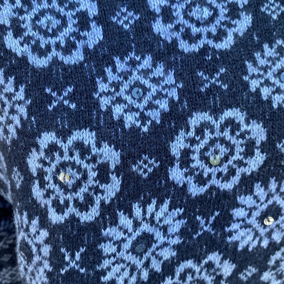 Gray and white sweater - Picture 5 of 5